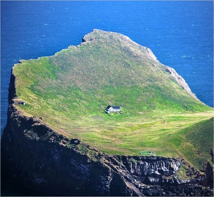 Одинокий дом на острове в Исландии