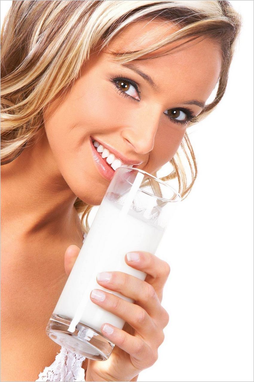 Девушки пьют молоко (15 фото)