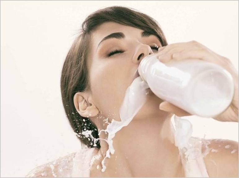 Молодая азиатка сексуально пьет молоко перед камерой и обливает сиськи 