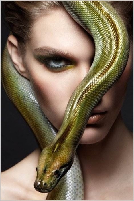 Девушки со змеями (15 фото)