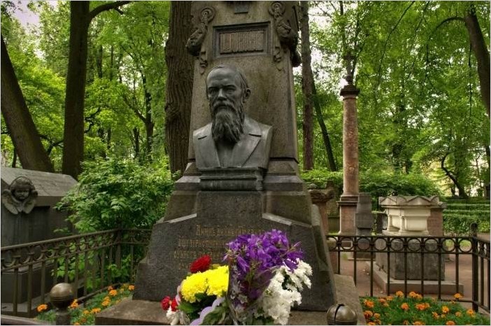 Где похоронен Достоевский