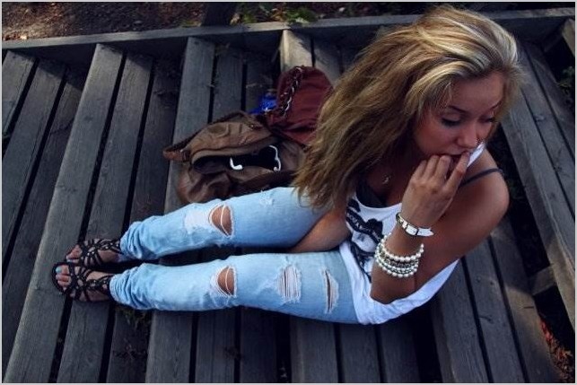 Блондинка избавляется от своих джинс