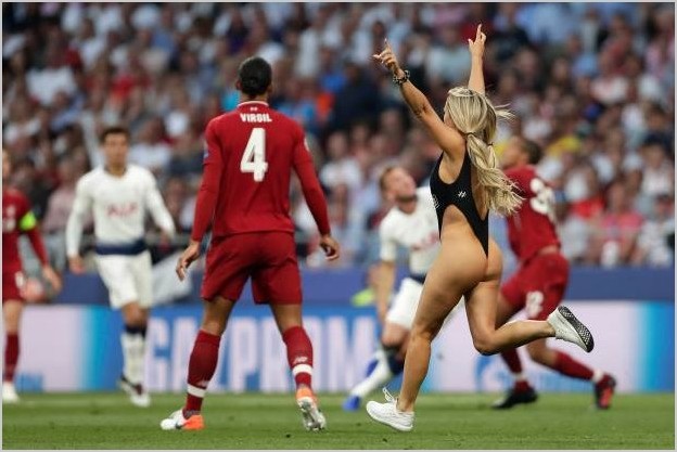 Блондинка в купальнике выбежала на поле во время игры «Ливерпуль — Тоттенхэм» фото и видео