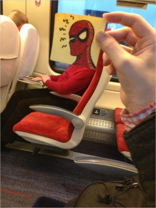 Художник пририсовывает забавные лица пассажирам в поезде