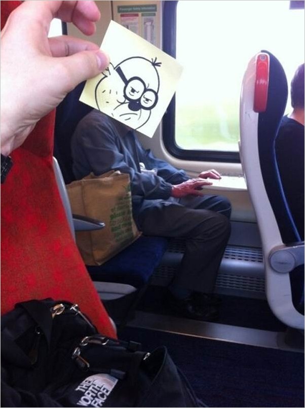 Художник пририсовывает забавные лица пассажирам в поезде