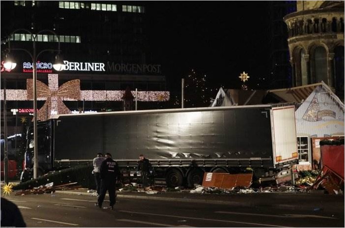В Берлине грузовик въехал в толпу фото и видео