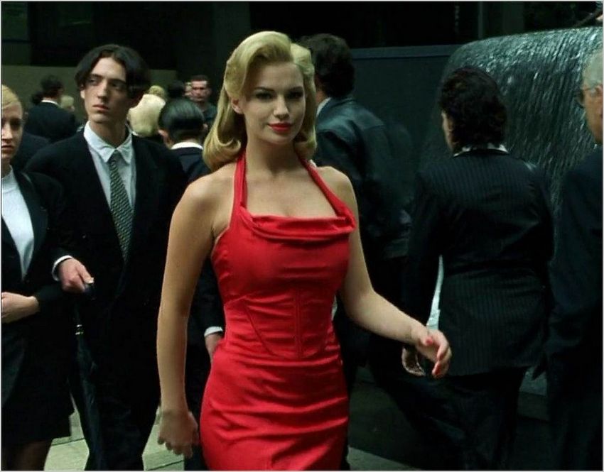 Актриса Фиона Джонсон, которая сыграла блондинку в красном в «Матрице» фото