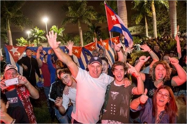 Кубинцы в США празднуют смерть Кастро фото и видео