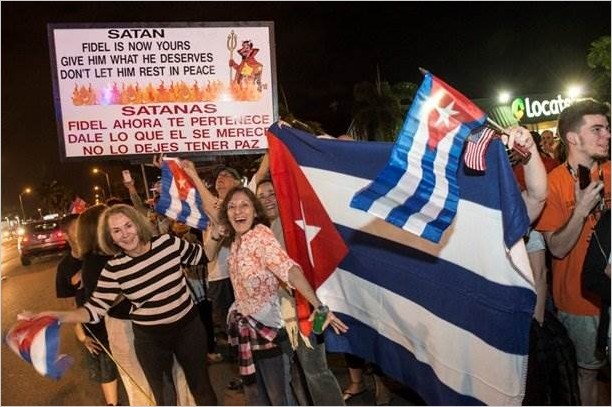 Кубинцы в США празднуют смерть Кастро фото и видео