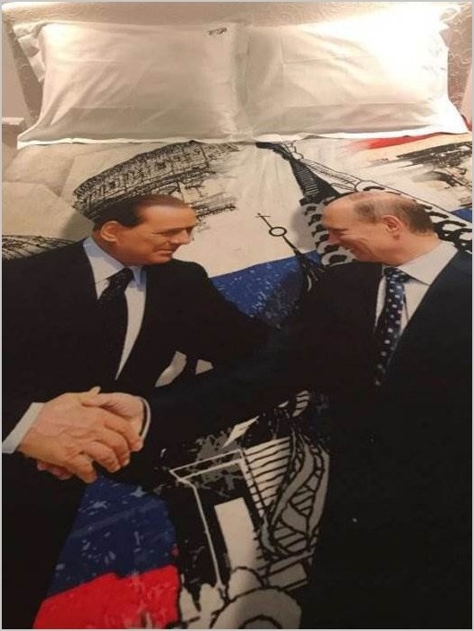 Берлускони подарил Путину пододеяльник фото