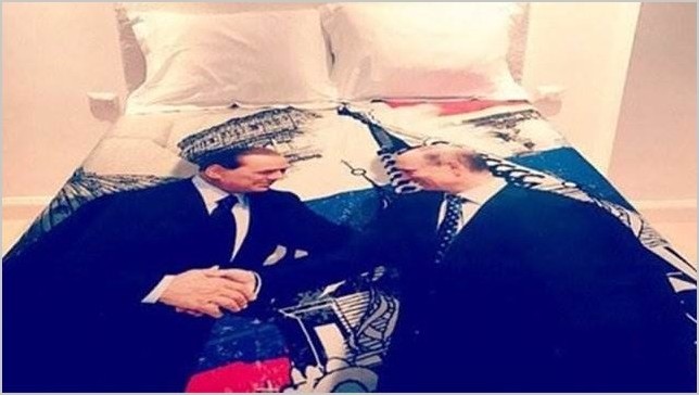 Берлускони подарил Путину пододеяльник фото