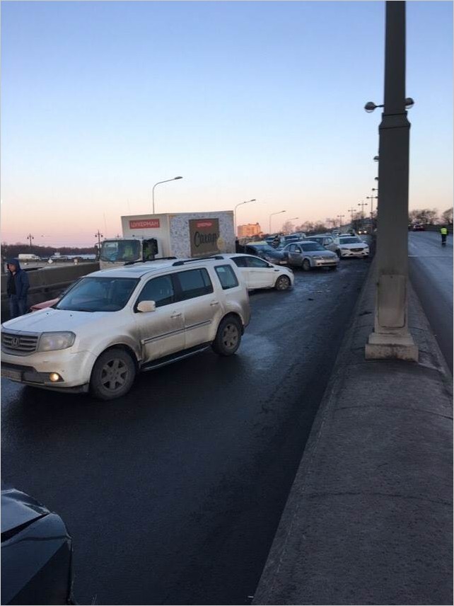 Массовое ДТП на Ушаковском мосту в Петербурге фото