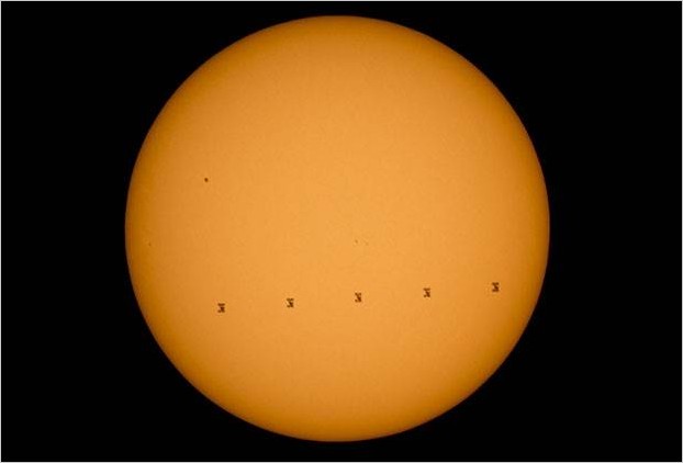 NASA опубликовало фото МКС на фоне Солнца