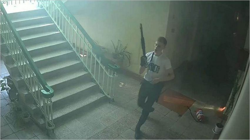 Новое фото Владислава Рослякова во время бойни в керченском колледже