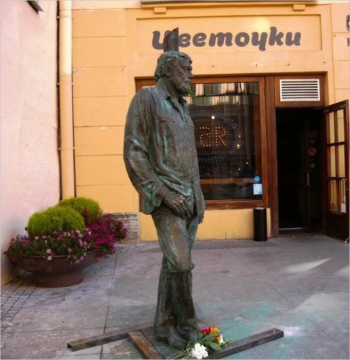 Памятник Довлатову открыли в Санкт-Петербурге фото