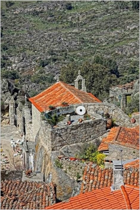 Деревня Монсанто. Португалия фото