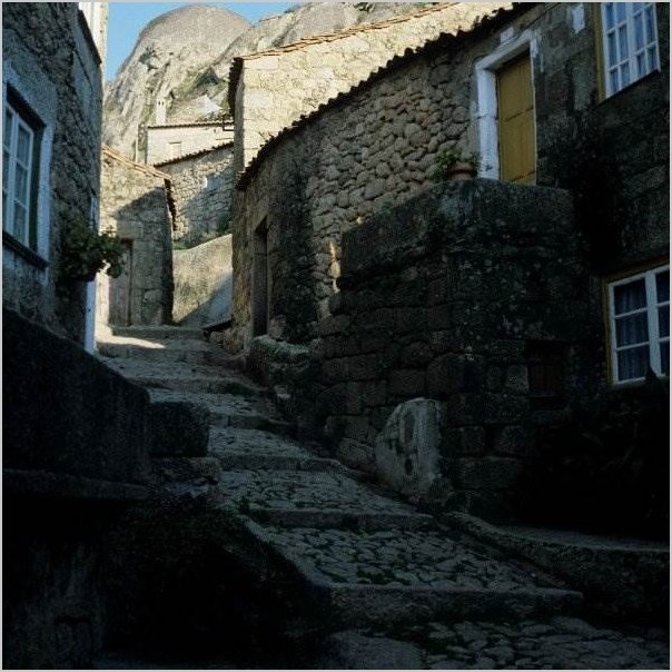 Деревня Монсанто. Португалия фото