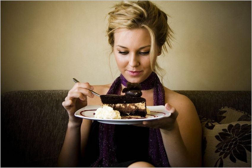 Девушки едят торт (14 фото)