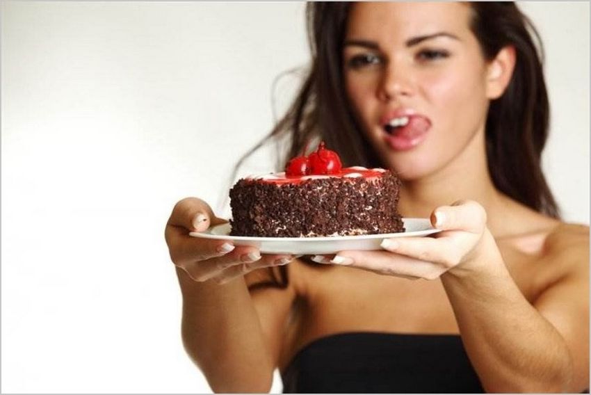 Девушки едят торт (14 фото)