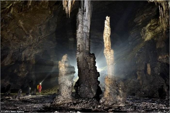 Огромная пещера в Китае (12 фото)