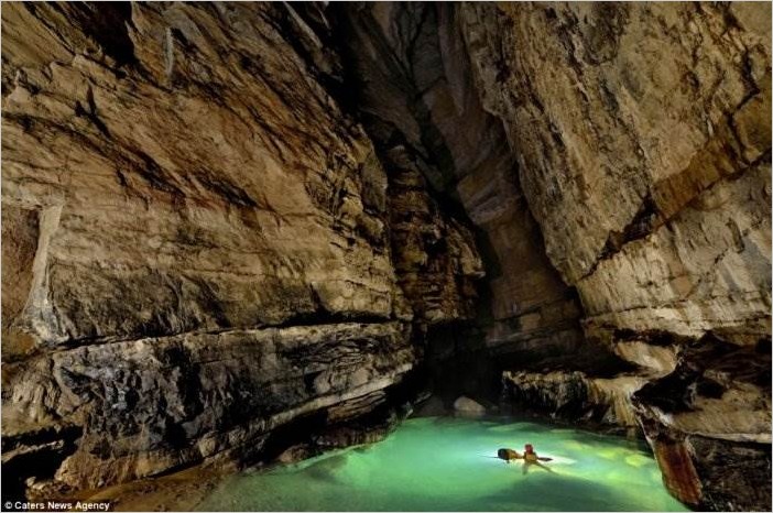 Огромная пещера в Китае (12 фото)