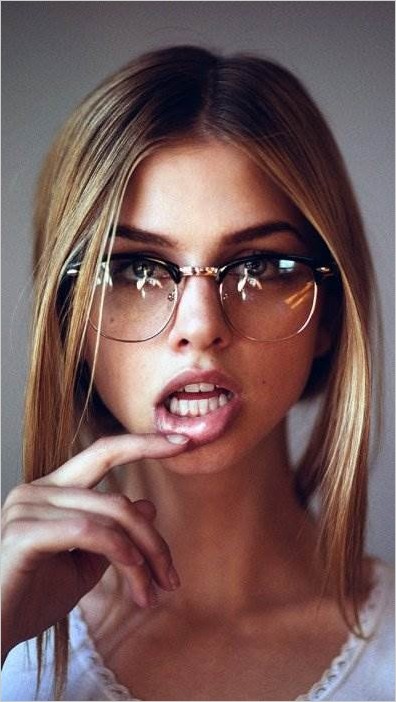 Самые красивые девушки в очках (20 фото)