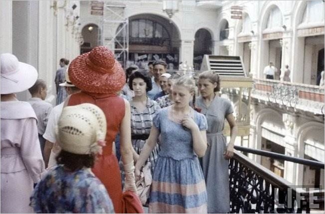 Кристиан Диор в СССР фото. Парижские модницы вызвали шок!
