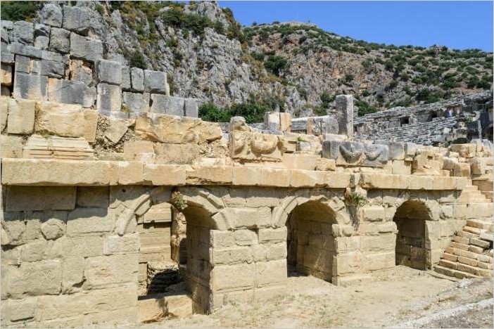 Римский амфитеатр и наскальные  гробницы в г. Лимира, Турция