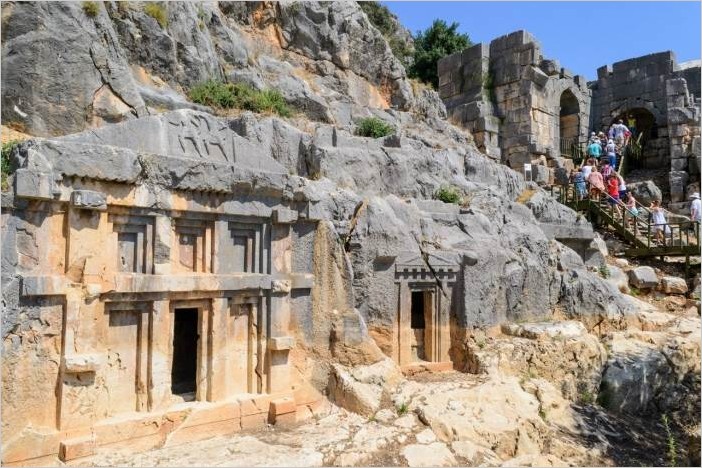 Римский амфитеатр и наскальные  гробницы в г. Лимира, Турция