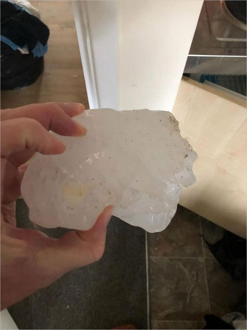 Кусок льда от пролетающего самолёта пробил крышу дома фото