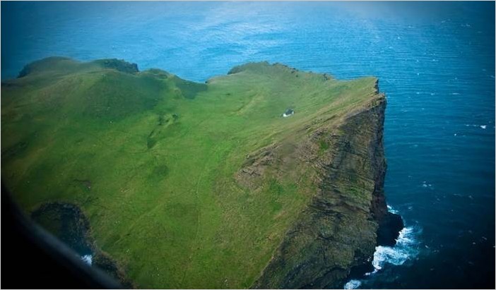 Одинокий дом на острове в Исландии