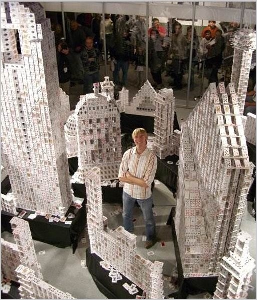 Брайан Берг скульптура из карт