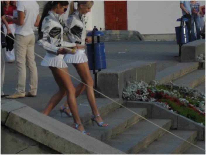 Девушки в ультракоротких юбках (15 фото)