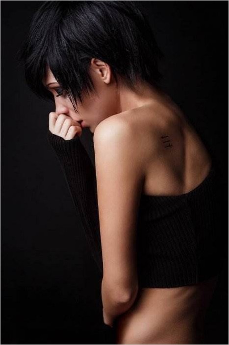 Кристина Асмус с короткой стрижкой и чёрными волосами (4 фото)