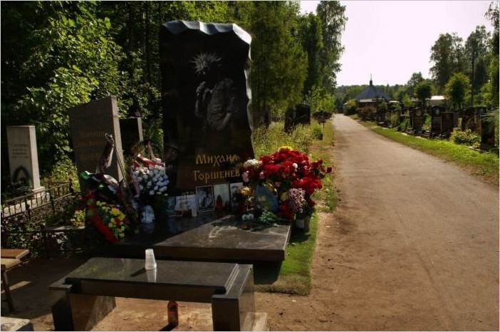 Памятник Михаилу Горшеневу (Горшку) на Богословском кладбище