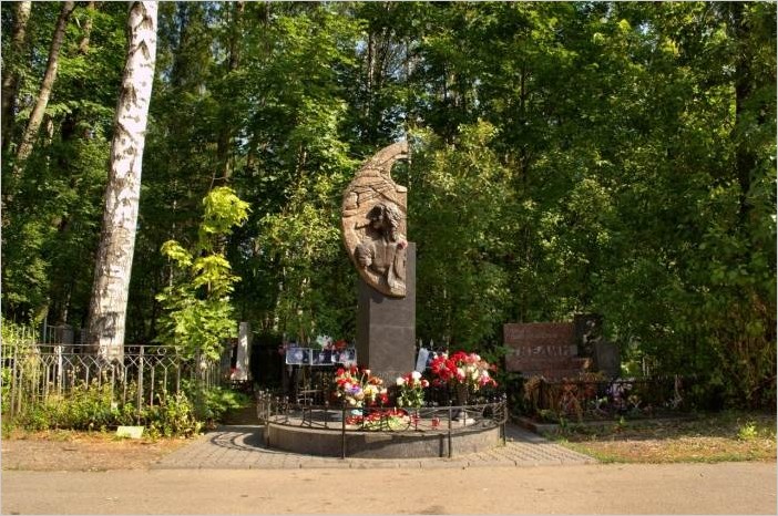Памятник Михаилу Горшеневу (Горшку) на Богословском кладбище
