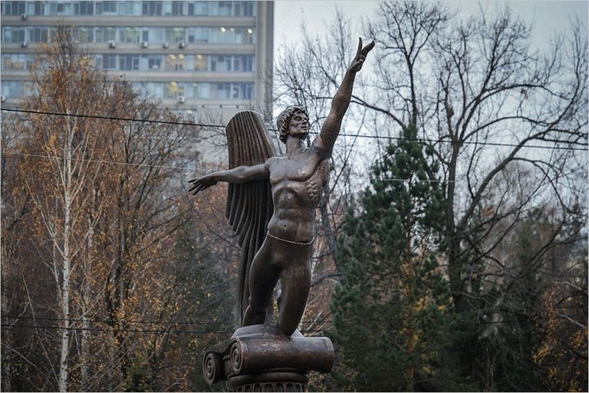 Памятник Рудольфу Нурееву в Казани фото