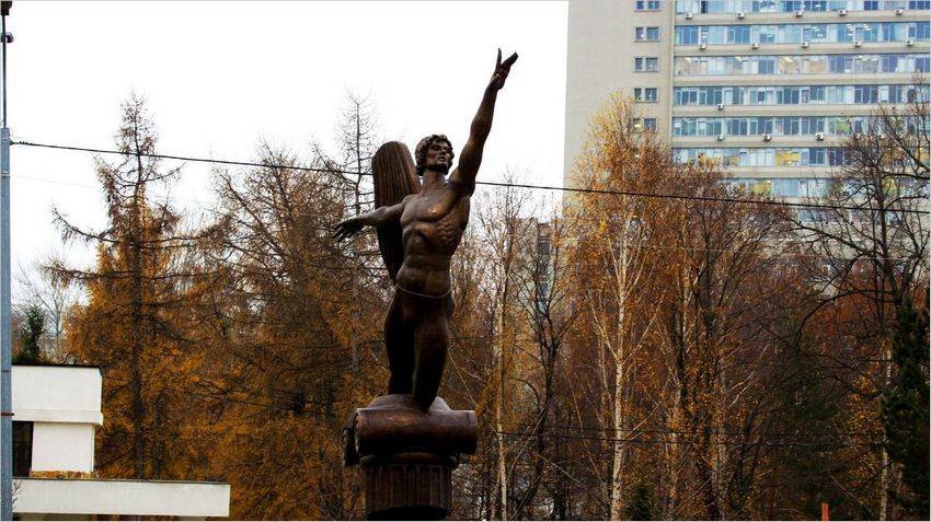 Памятник Рудольфу Нурееву в Казани фото
