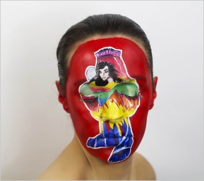 Боди-арт на лице художницы Натали Шарп