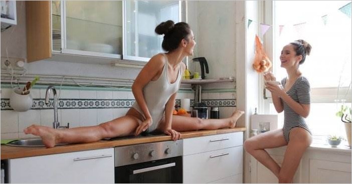 Красивые девушки на кухне (20 фото)