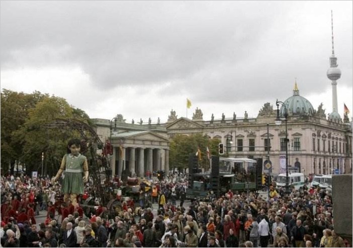 Гигантские марионетки. Фото из Берлина