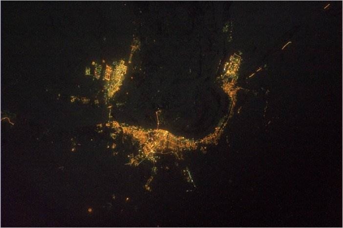 Города из космоса ночью фото