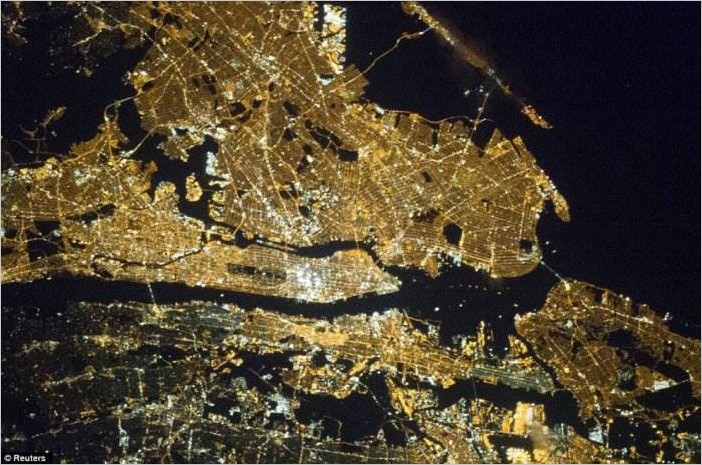 Города из космоса ночью фото