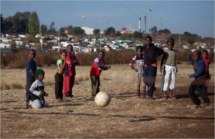Как играют в футбол в Африке фото