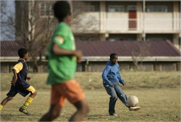 Как играют в футбол в Африке фото