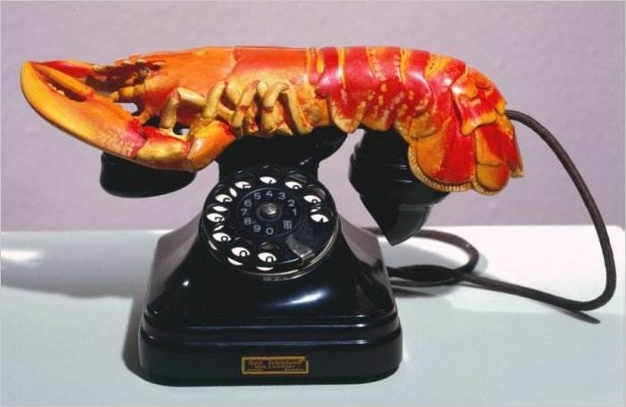 Телефон-омар — скульптура Сальвадора Дали с трубкой
