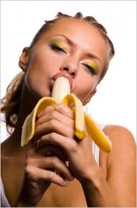 Девушки едят банан (14 фото)