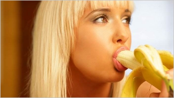 Девушки едят банан (14 фото)
