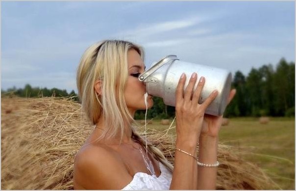 Девушки пьют молоко (15 фото)