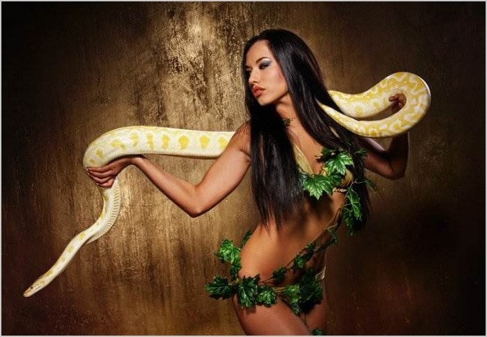 Девушки со змеями (15 фото)